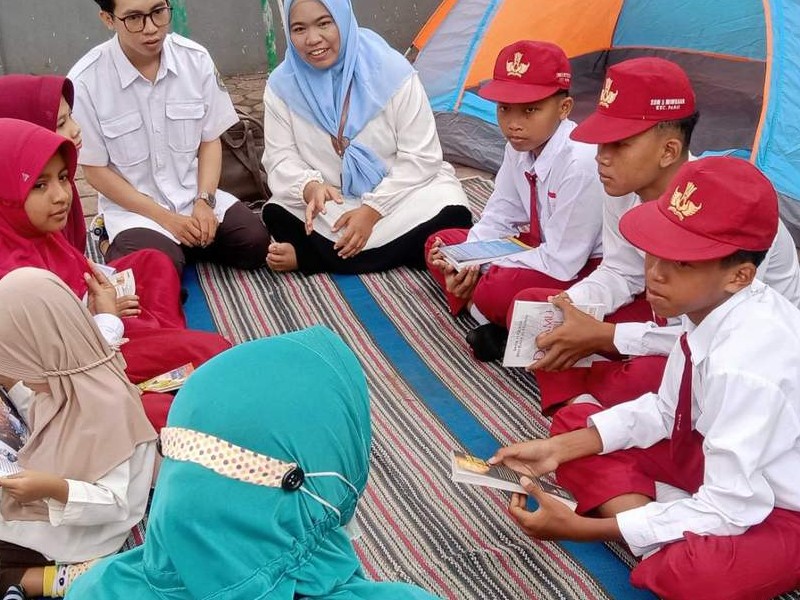 KUNJUNGAN SISWA SD NEGERI 5 MIMBAAN KE PERPUSTAKAAN KELURAHAN MIMBAAN